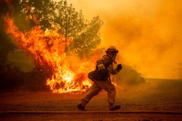 Kebakaran Hutan California: Ribuan penduduk dipindahkan