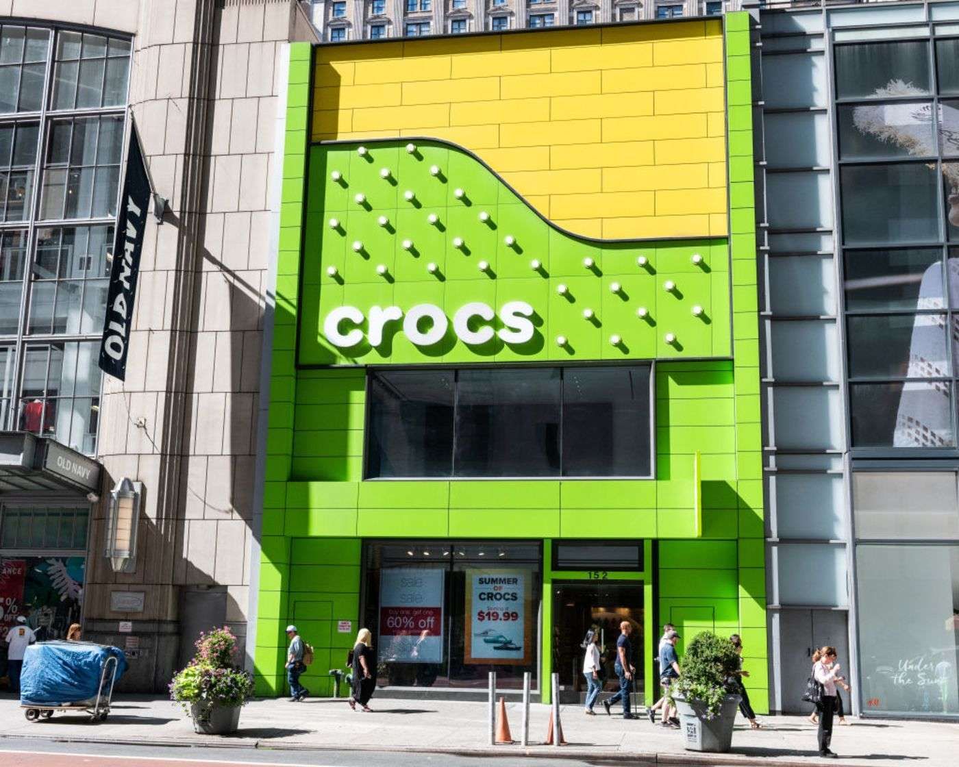 Crocs tutup kilang, kedai kasut