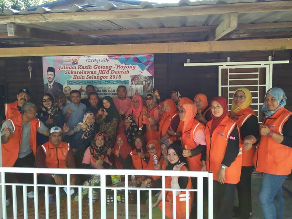 Sukarelawan JKM Hulu Selangor gotong-royong rumah asnaf