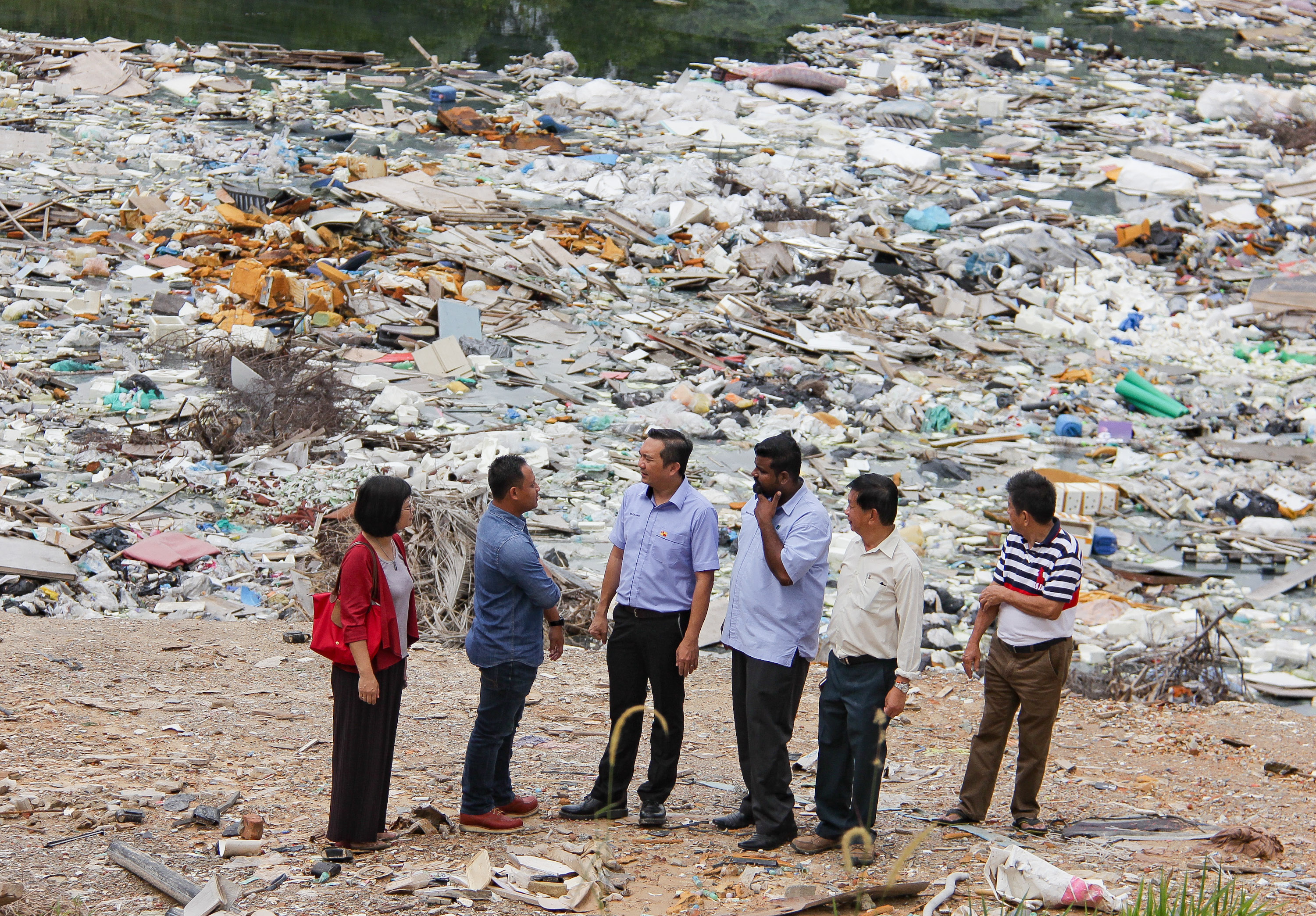 Penduduk harap sampah haram Taman Damai diatasi segera
