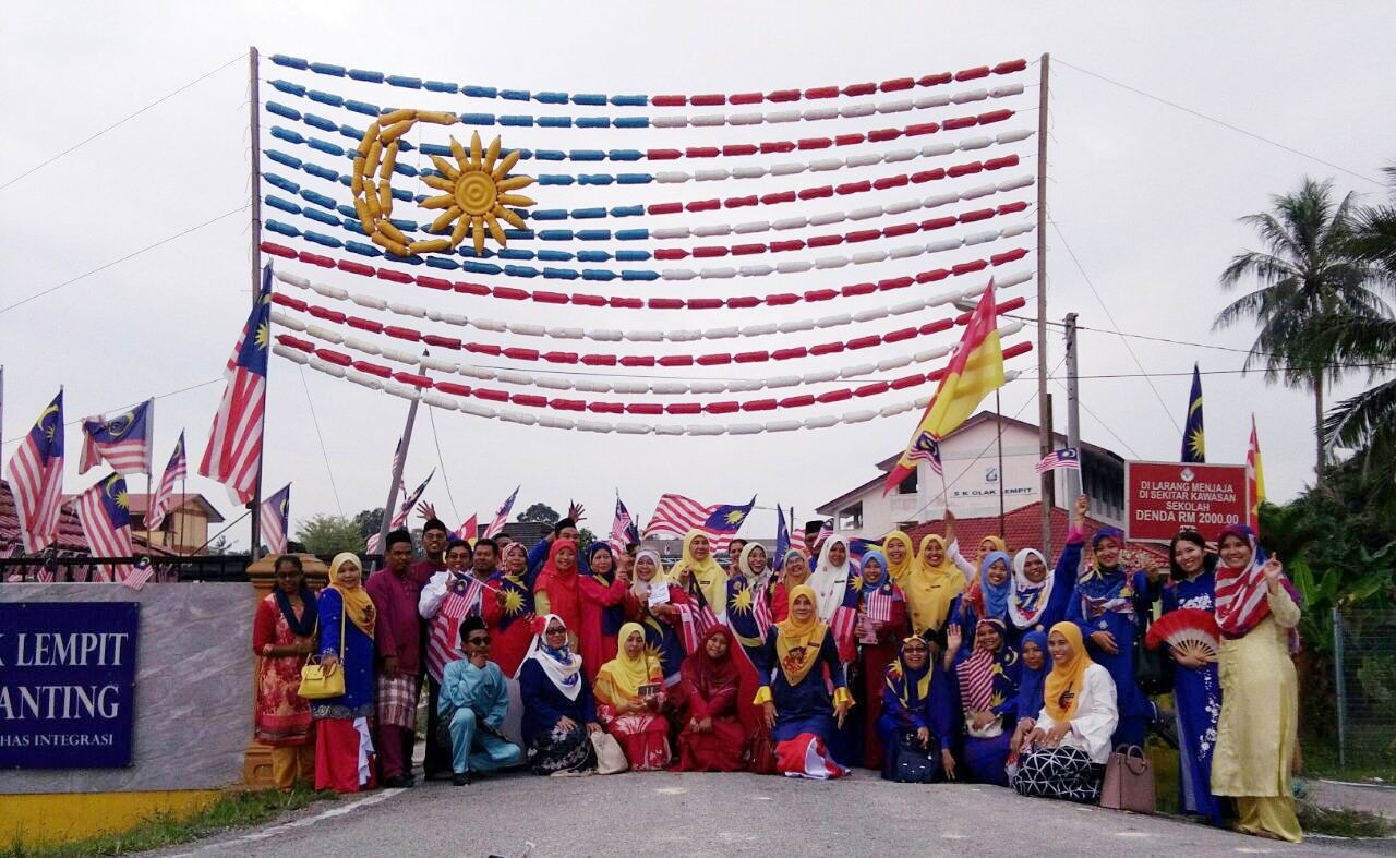 Guna botol terbuang jadi Jalur Gemilang