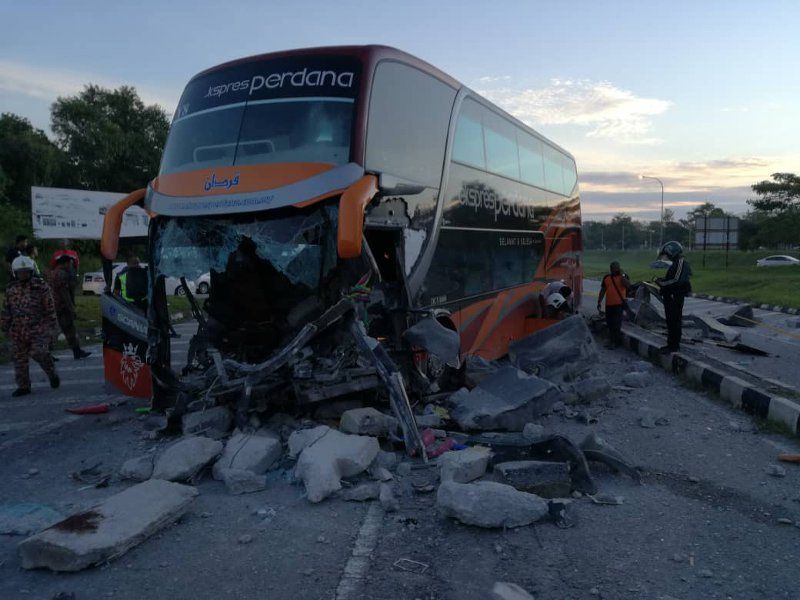 2 maut, 36 cedera bas ekspres langgar pembahagi jalan di Batu Gajah Perdana