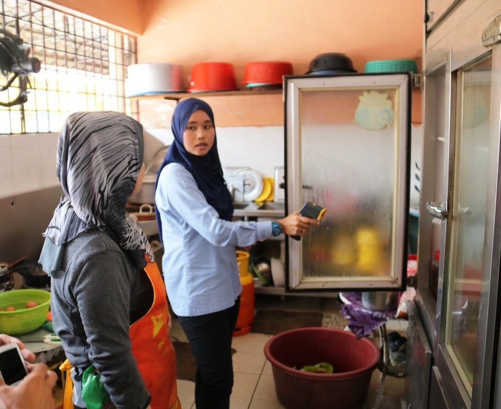 6商家接罚单  瓜冷县会取缔脏食肆