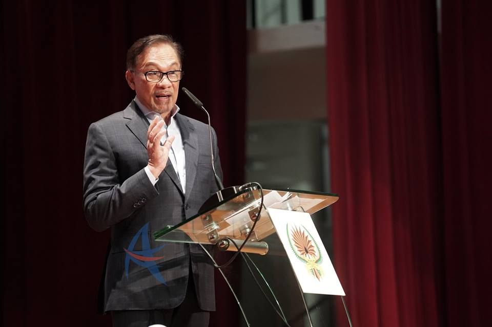 Anwar saran kerajaan beri perhatian kepada penjaja kecil