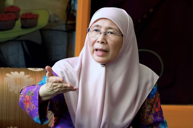 Wan Azizah - first woman to chair Cabinet meeting