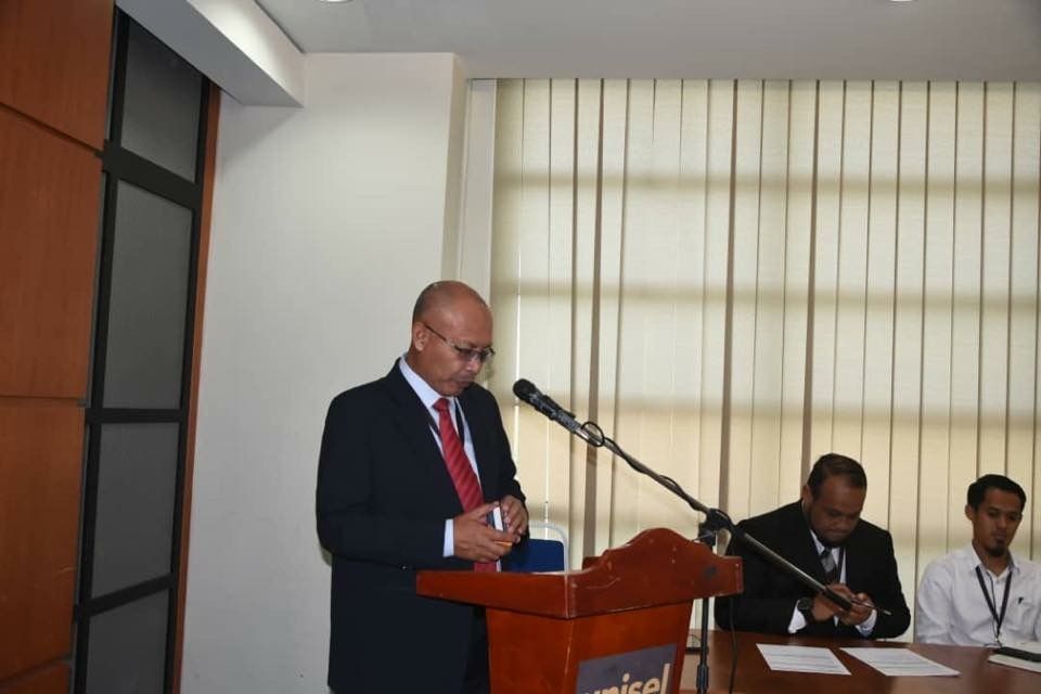 UNISEL terima zakat BIMB