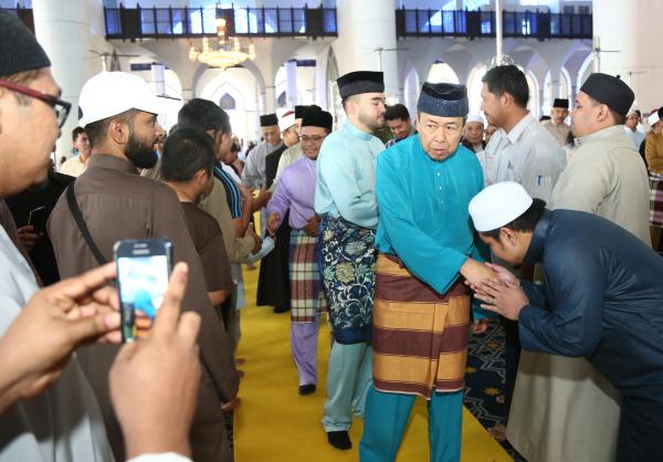 MB iringi Sultan Selangor solat Jumaat