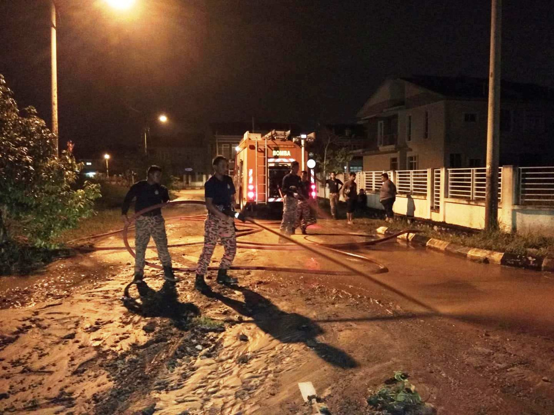 Skuad PANTAS dan bomba bergabung bersih banjir lumpur