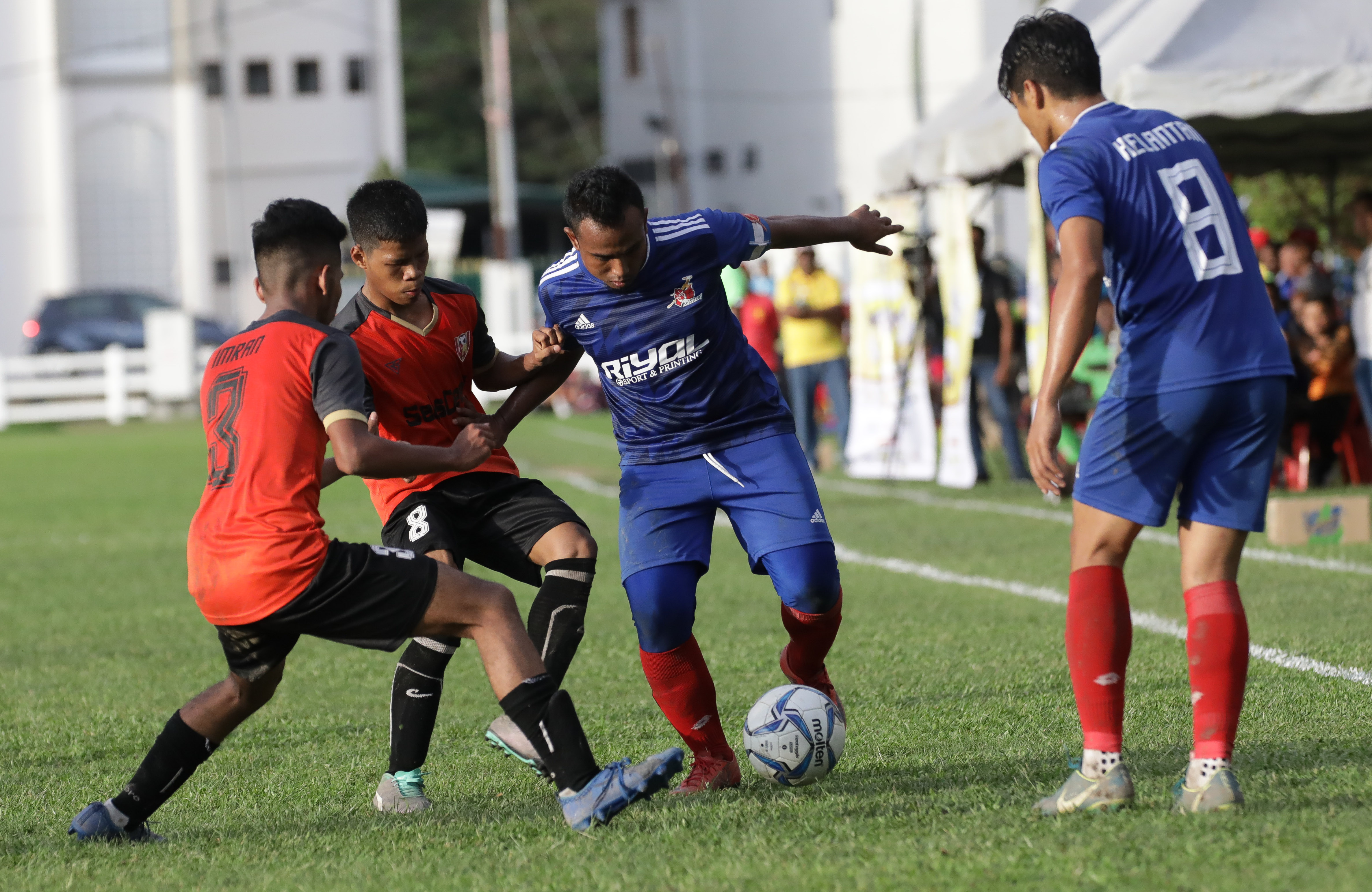 Bola sepak pekak, pengalaman berbeza pengadil dan pemain