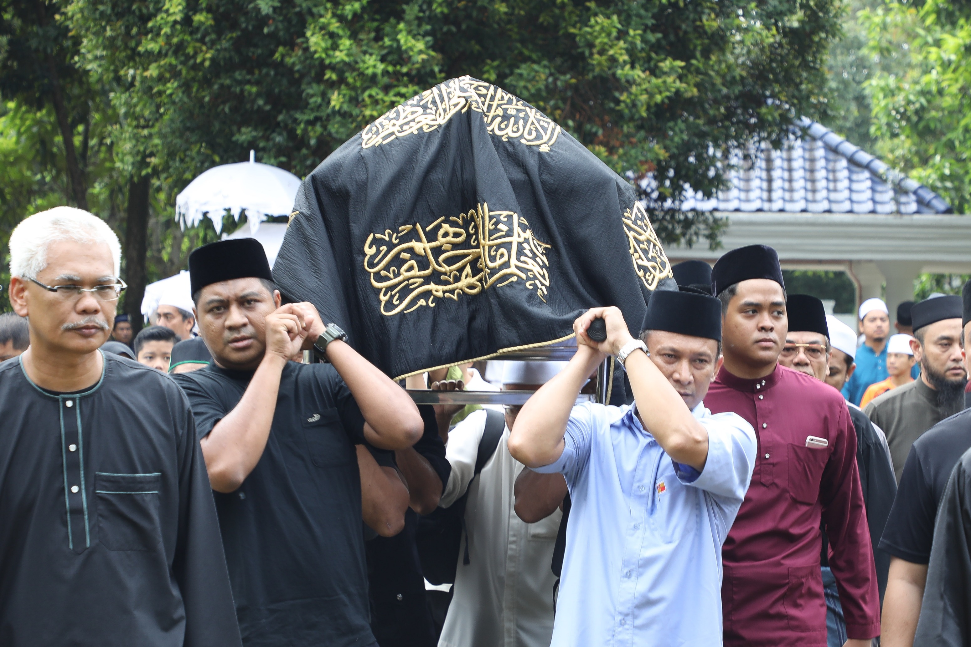 Rugi jika kerja kuat tetapi solat tinggal - Allahyarham Hassan Azhari