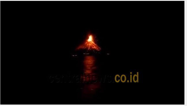 Gunung Anak Krakatau meledak 156 kali, zon larangan 2km