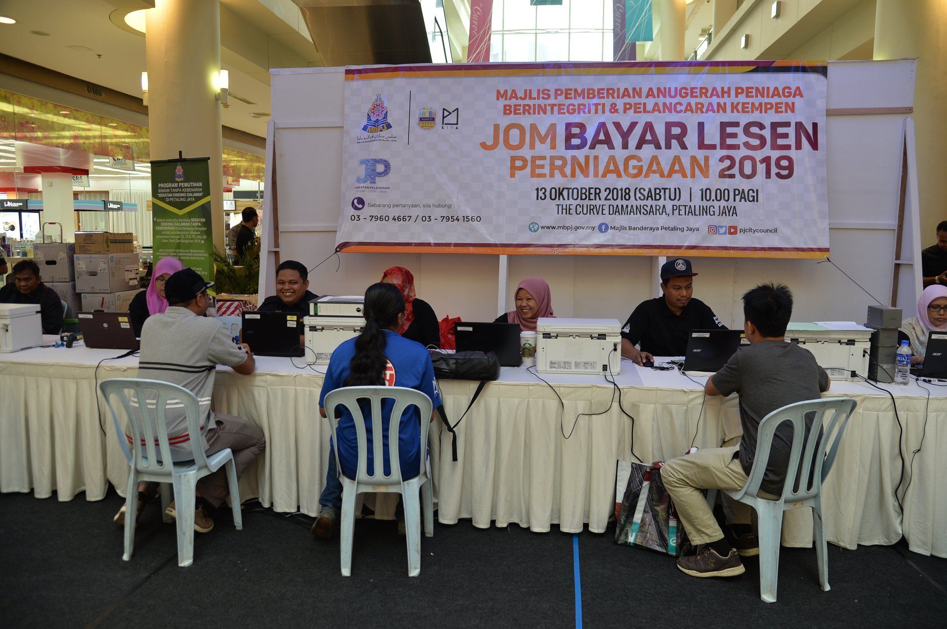 灵市厅设22流动柜台  劝商家尽早更新商业执照