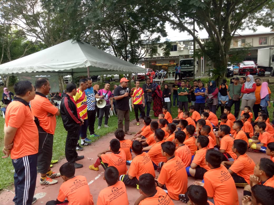 100 kanak-kanak sertai Klinik Bola Sepak bersama Azman Adnan