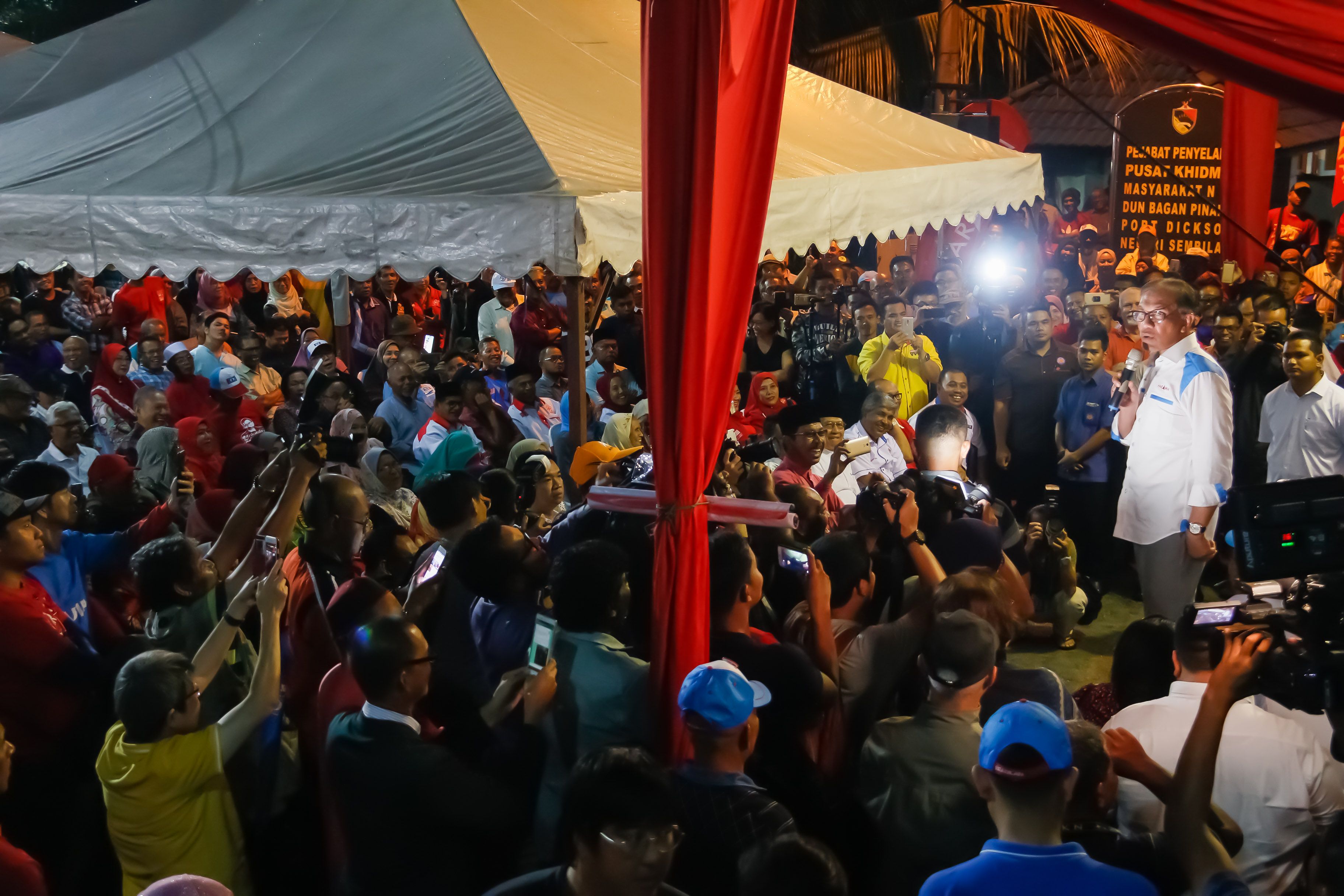 'Saya dan Tun M tekad bergandingan selamatkan negara' - Anwar