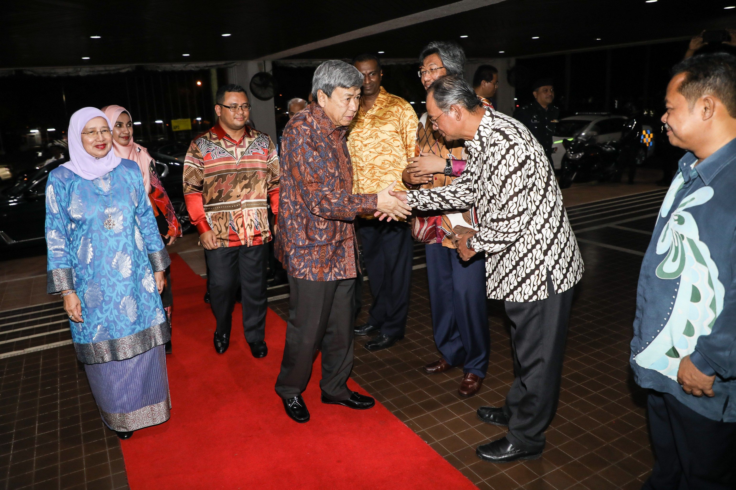 DYMM Sultan Selangor cemar duli hadir Majlis Makan Malam UPM