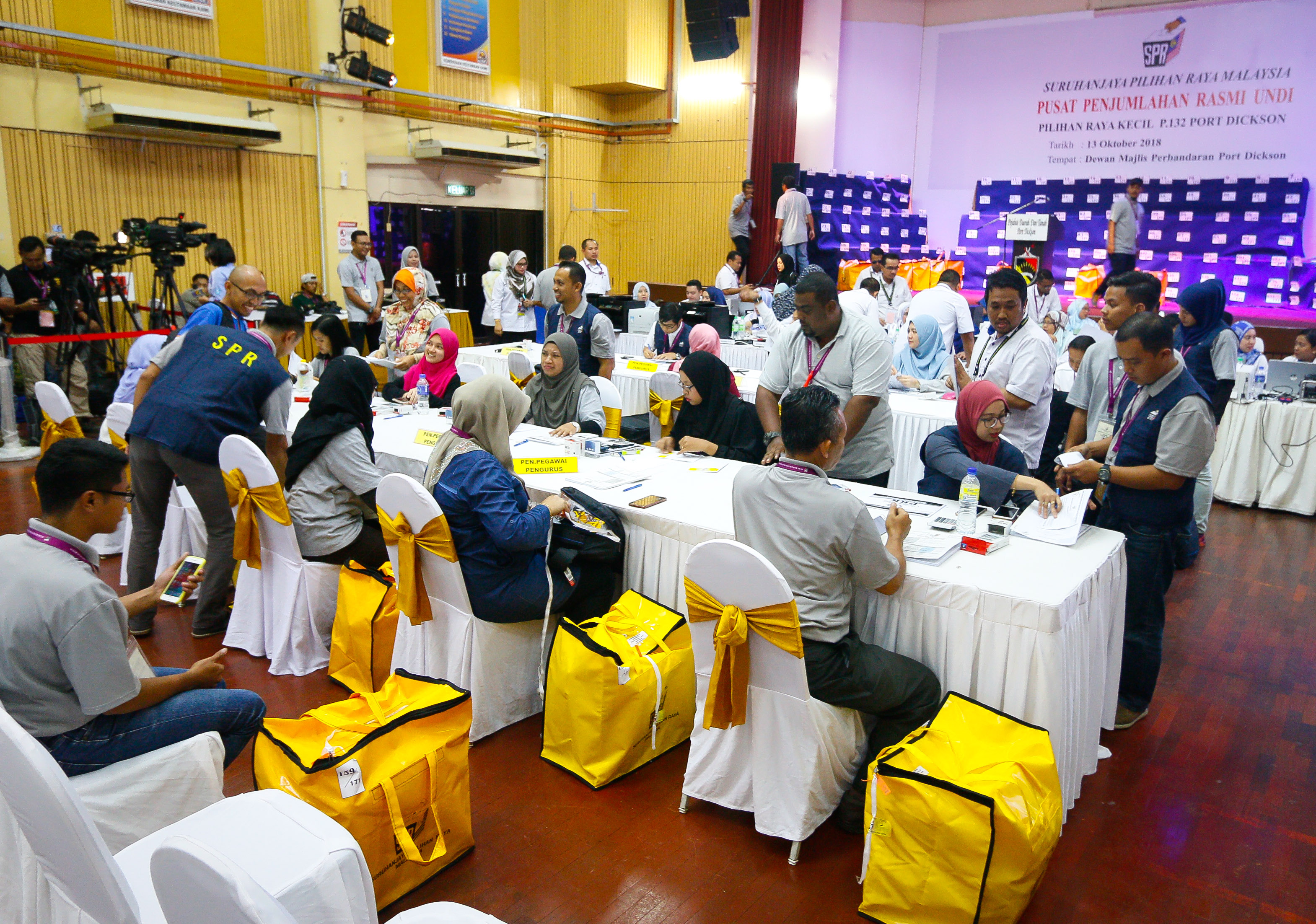 Media mula penuhi dewan pengiraan undi sejak jam 5 petang