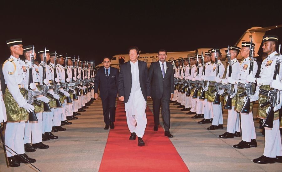 PAKISTAN PM ACCORDED OFFICIAL WELCOME IN PUTRAJAYA