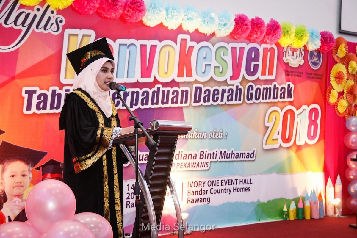 Periksa latar belakang pengasuh