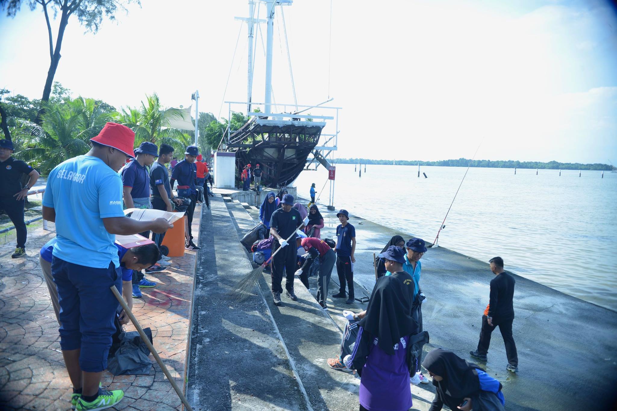300 sukarelawan bersihkan Pantai Tanjung Harapan