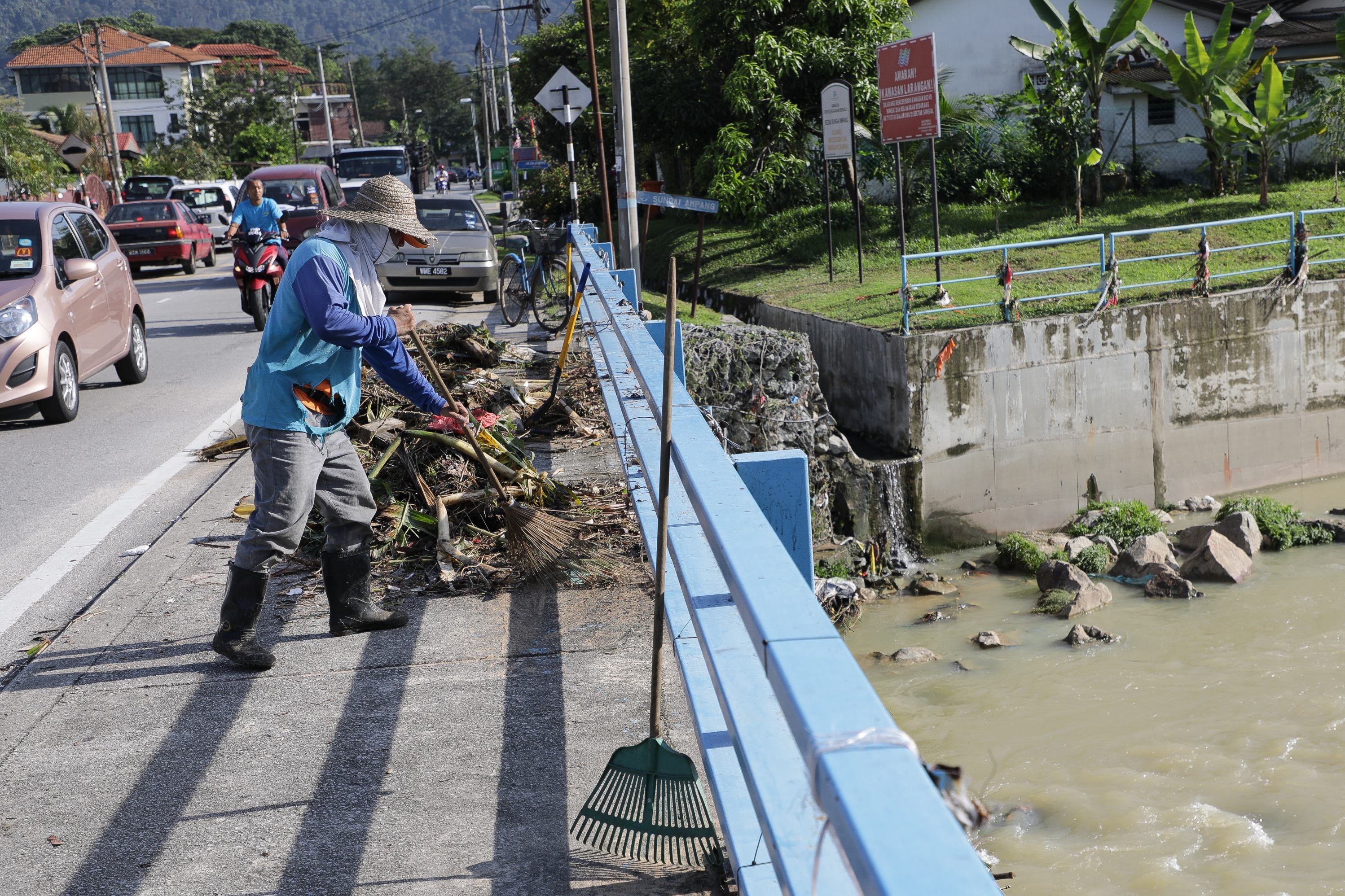 KDEBWM giat bersihkan kawasan terjejas banjir kilat