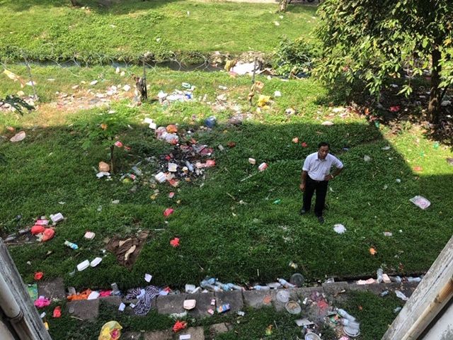 Sampah terbang: Netizen puji tindakan YDP MPK ‘sekolahkan’ warga asing