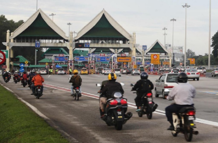 Penunggang motosikal lega tol dua jambatan mansuh