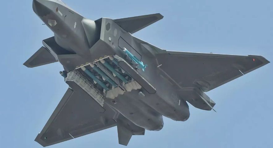 China pamer pertama kali peluru berpandu baru jet J-20