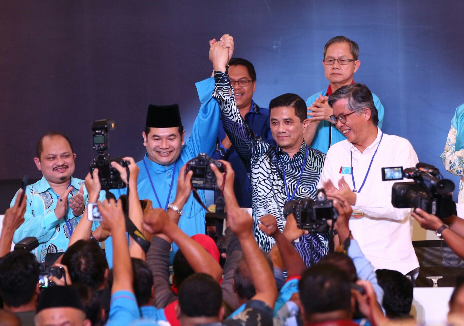 Politik matang ‘big brother’ salam, peluk ‘small brother’