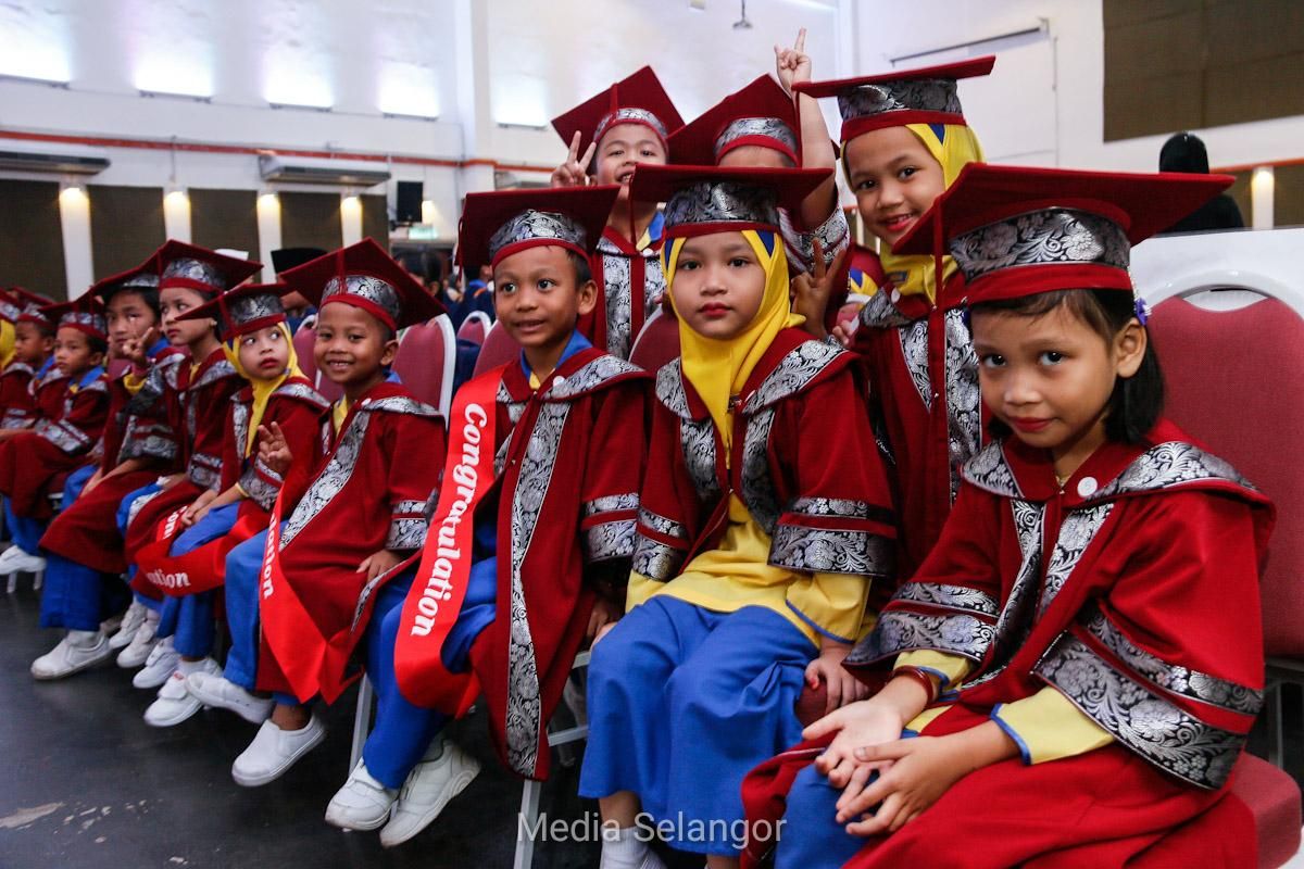 Ibu bapa main peranan kawal anak ketagih gajet