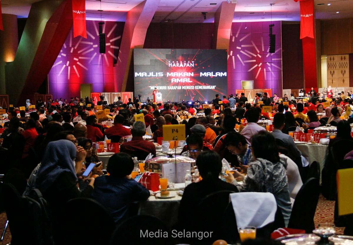 Foto bersejarah peralihan kuasa dilelong RM1.22 juta