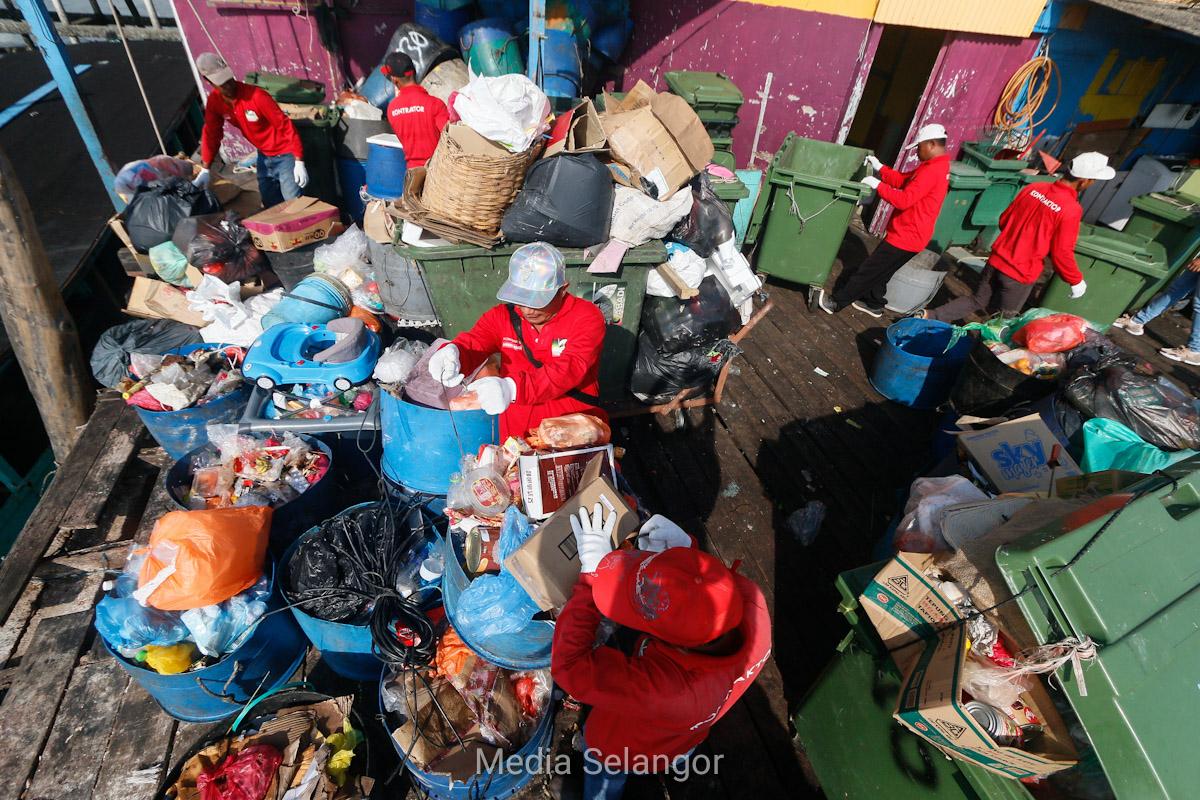 Pengurusan sampah manual ceriakan Pulau Ketam