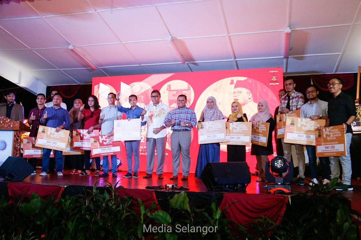 MB: Seniman digalakkan 'rakam' sejarah 9 Mei