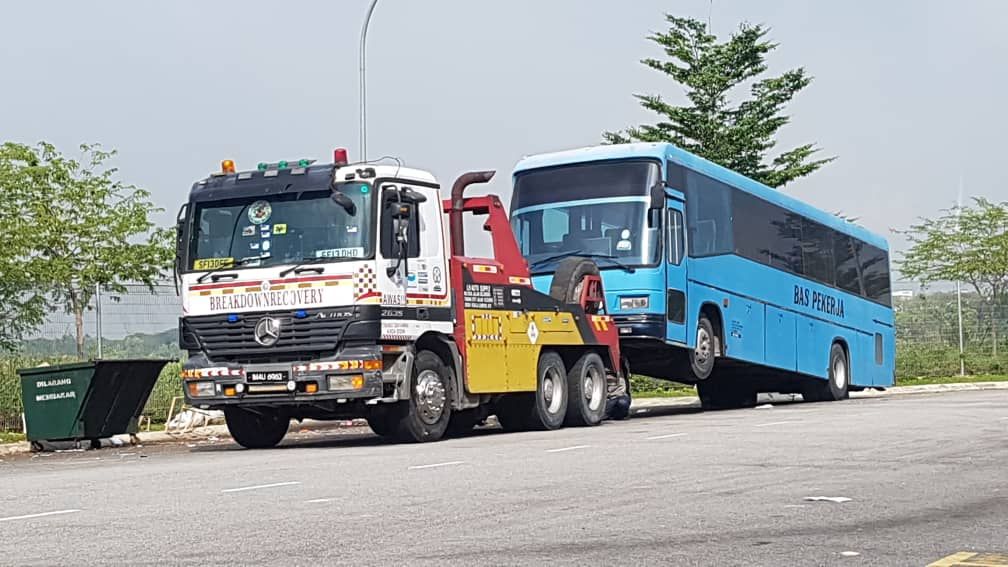 MBSA tunda bas dan lori halang lintas