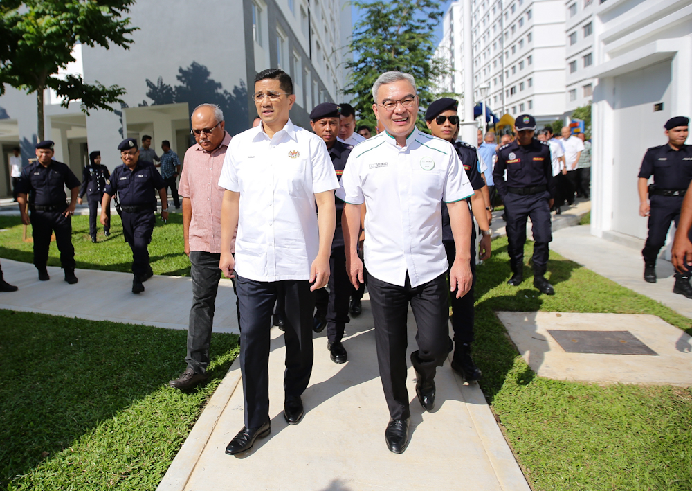 Azmin nafi ada pakatan, hanya terserempak