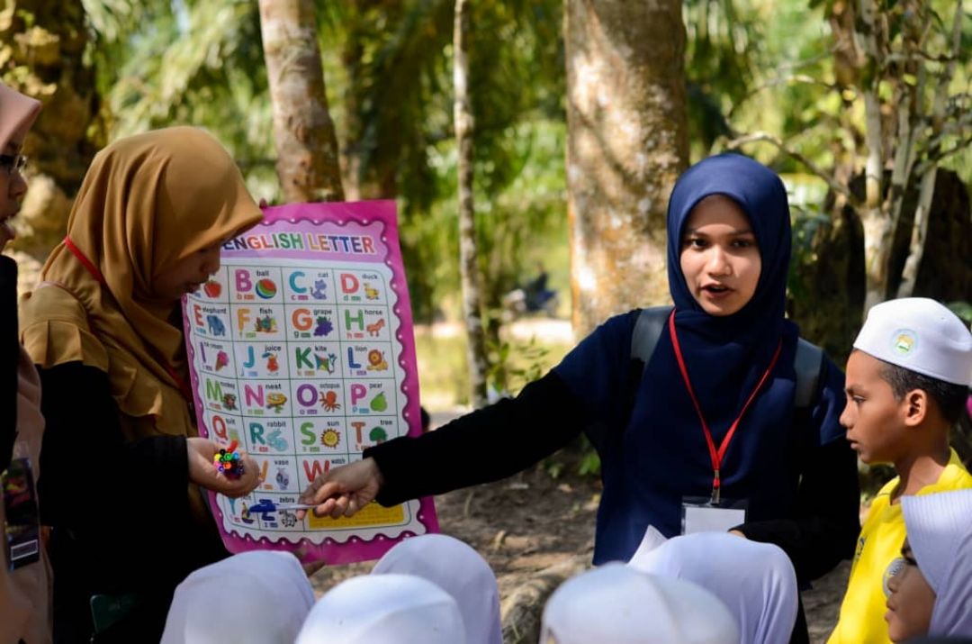 KUIS helps  Thai children with English skills