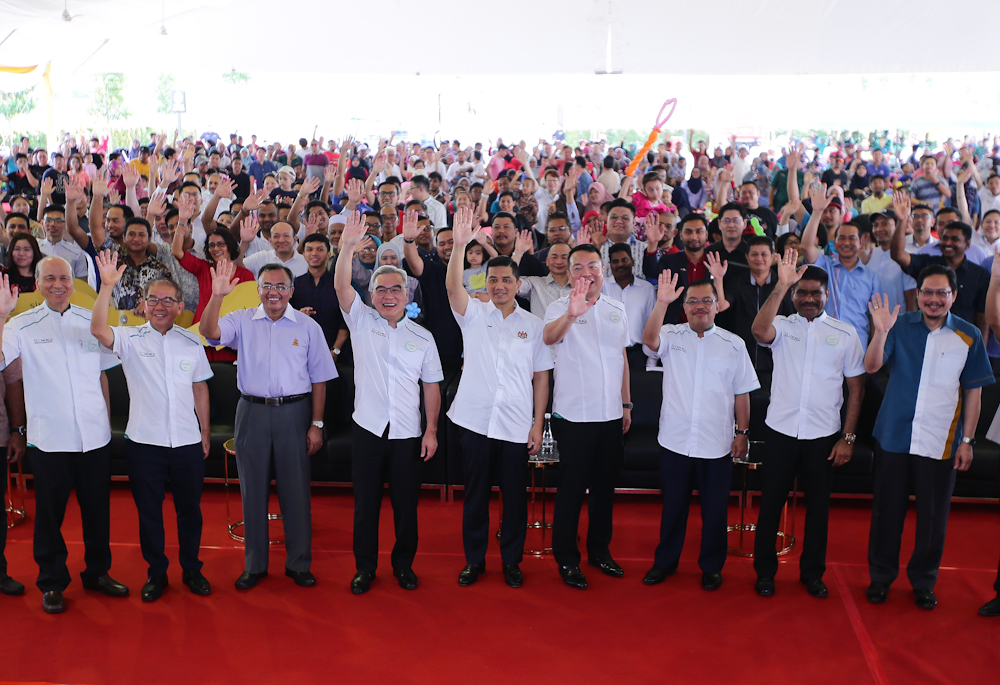 Henti 'cakap-cakap' politik, tumpu pulih ekonomi - Azmin