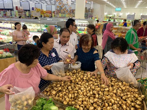 Jom Shopping Tahun Baru Cina rai 450 warga emas