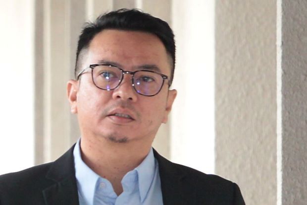 PROSECUTION HANDS OVER DOCUMENTS ON RIZAL MANSOR'S CORRUPTION CASE TO DEFENCE