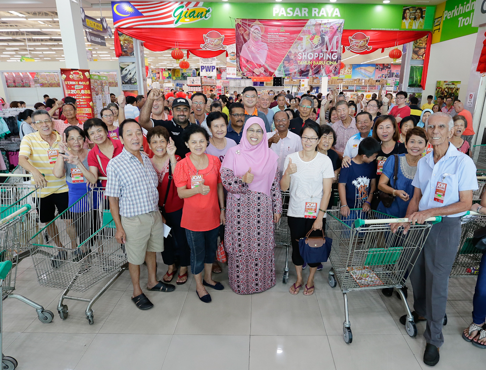 Warga emas tunggu dua jam demi Jom Shopping CNY