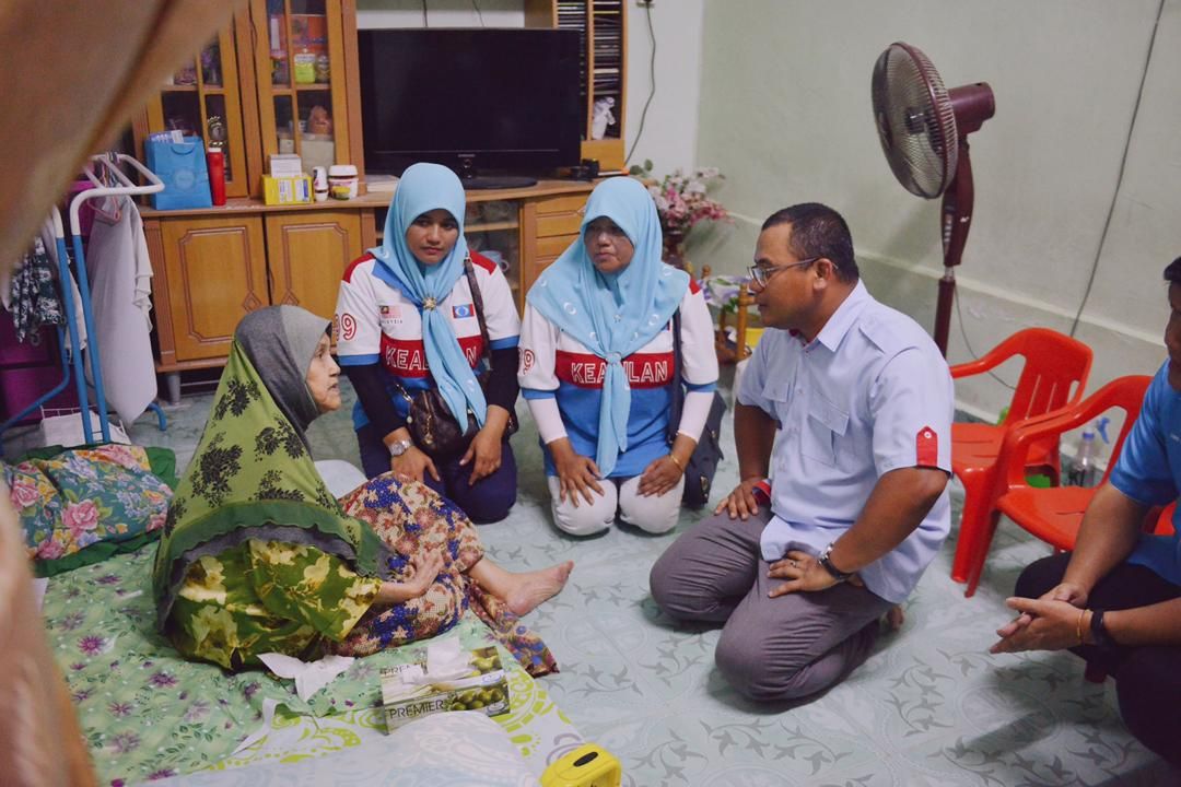 மூதாட்டிக்கு இன்ப அதிர்ச்சி அளித்த மந்திரி பெசார்!