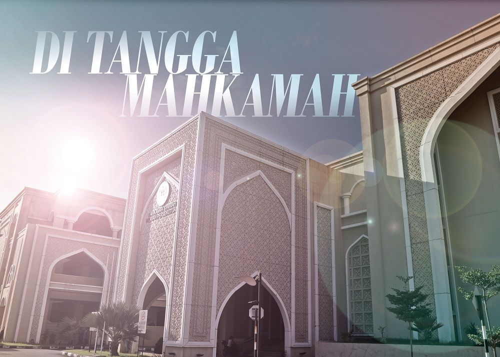 Di Tangga Mahkamah