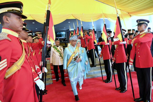 Agong disambut selaku Ketua Negara baharu di Parlimen