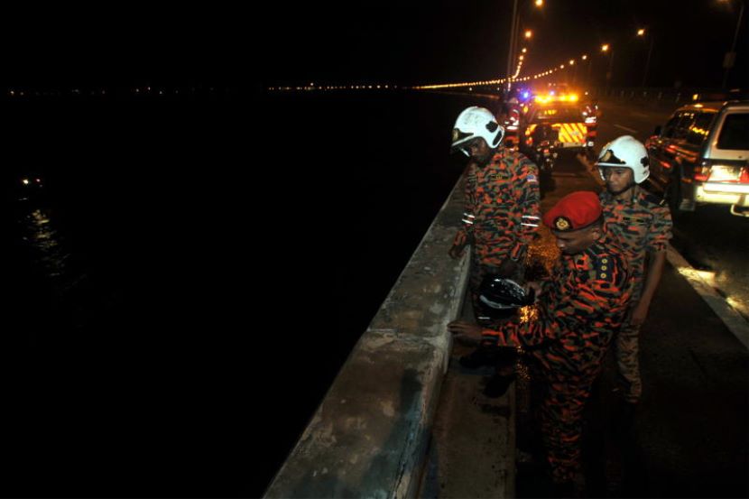 Kemalangan di Jambatan P.Pinang, kereta terhumban ke laut