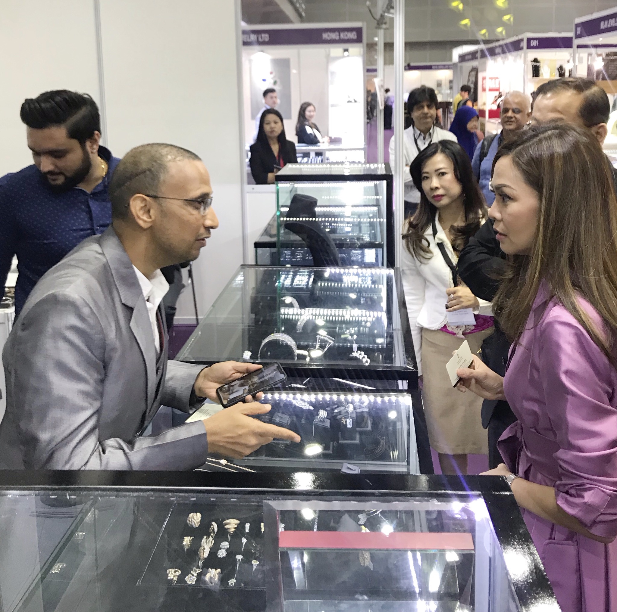 Tengku Permaisuri Selangor rasmi ekspo barang kemas eksklusif