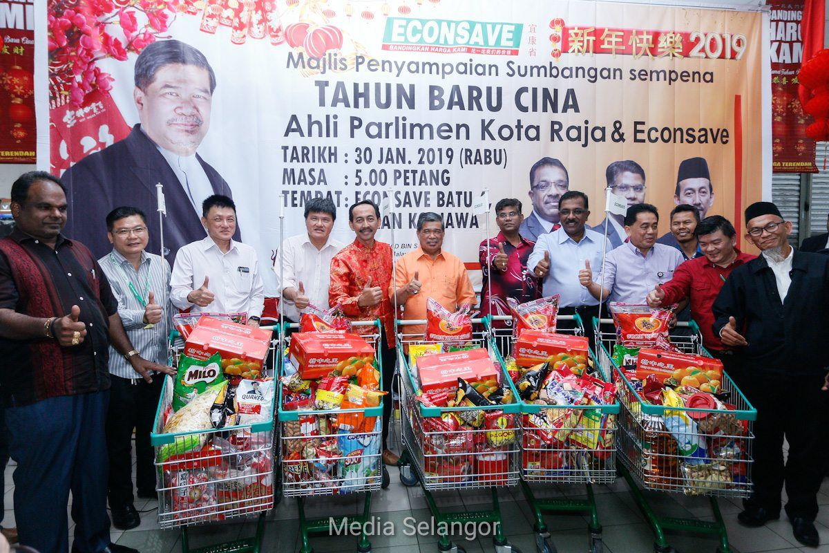 Mohamad Sabu serah sumbangan Tahun Baharu Cina