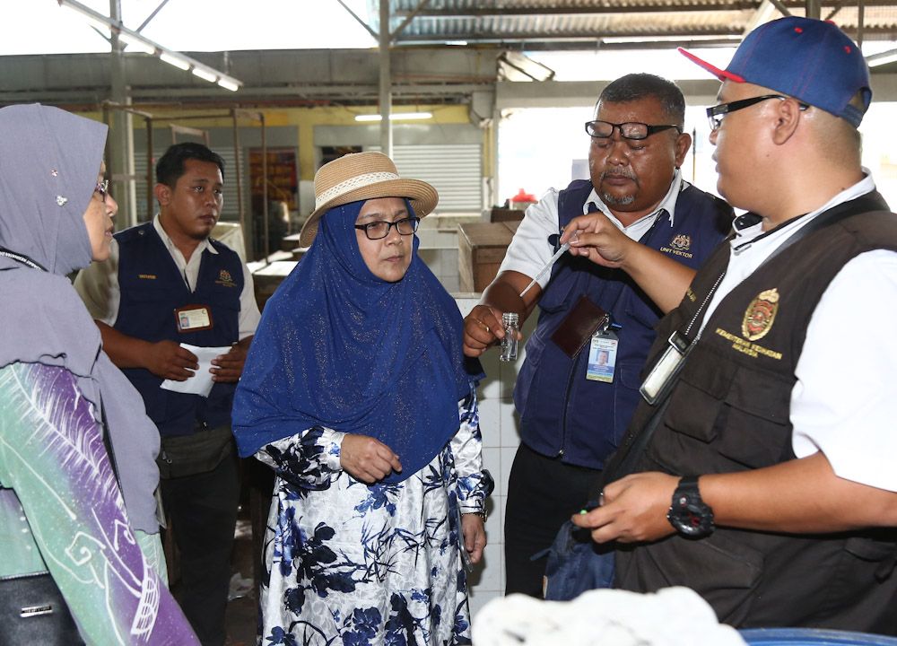 Denggi biak dalam tong simpanan air peniaga pasar