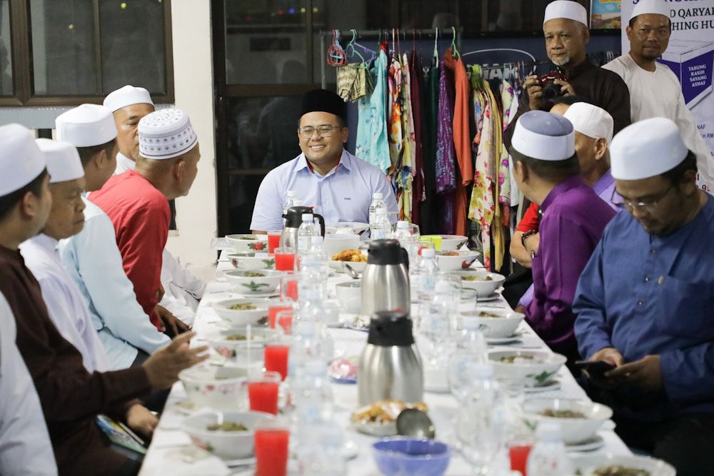 Amirudin santuni kariah Masjid Qaryah Kampung Rinching Hulu