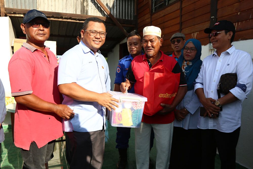 Selangor State Government Assists in Recovering Storm Damage in Tanjung Karang