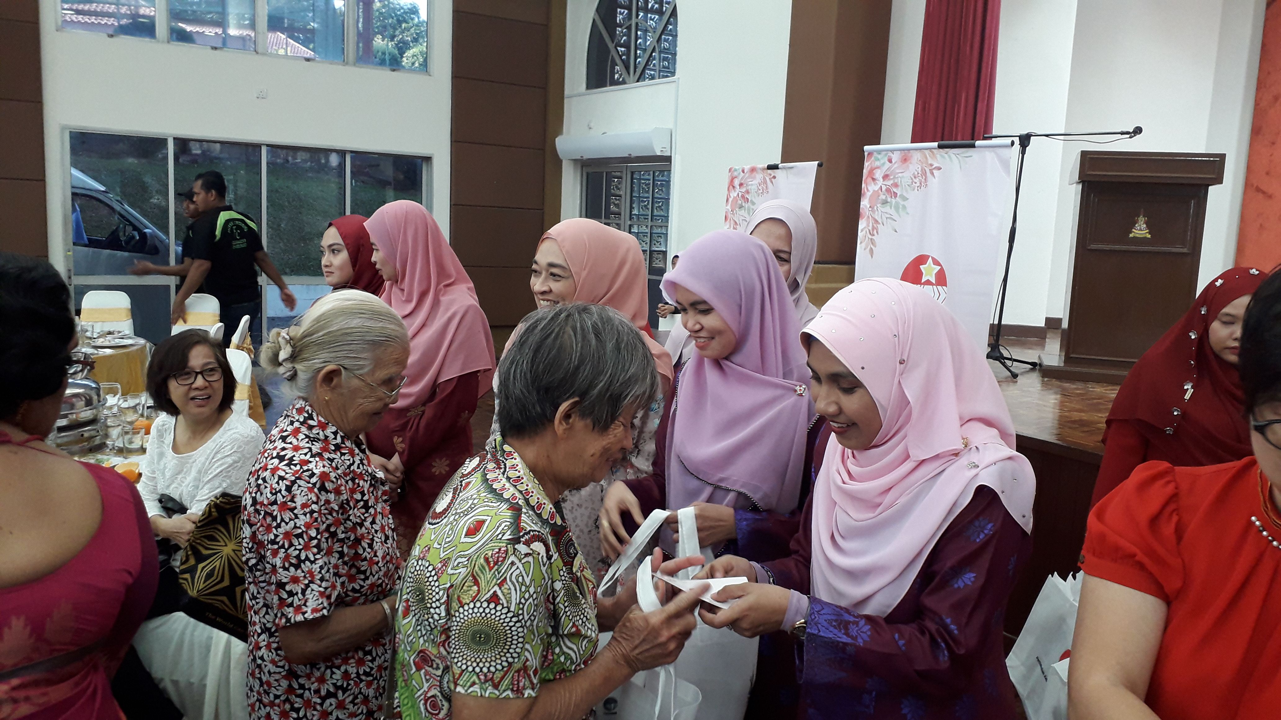 400 terima sumbangan PEKAWANIS sempena Tahun Baharu Cina