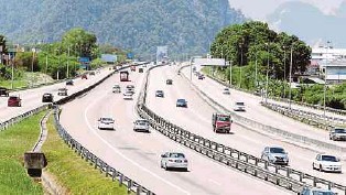 Aliran trafik lancar di beberapa lebuh raya utama